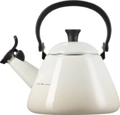 Le Creuset Fluitketel Kone - Meringue -Kookwereld Winkel 1200x1145 2
