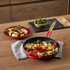 Le Creuset Koekenpan Signature Kersenrood - ø 28 Cm / 2.6 Liter - Geëmailleerde Anti-aanbaklaag -Kookwereld Winkel 1200x1200 194