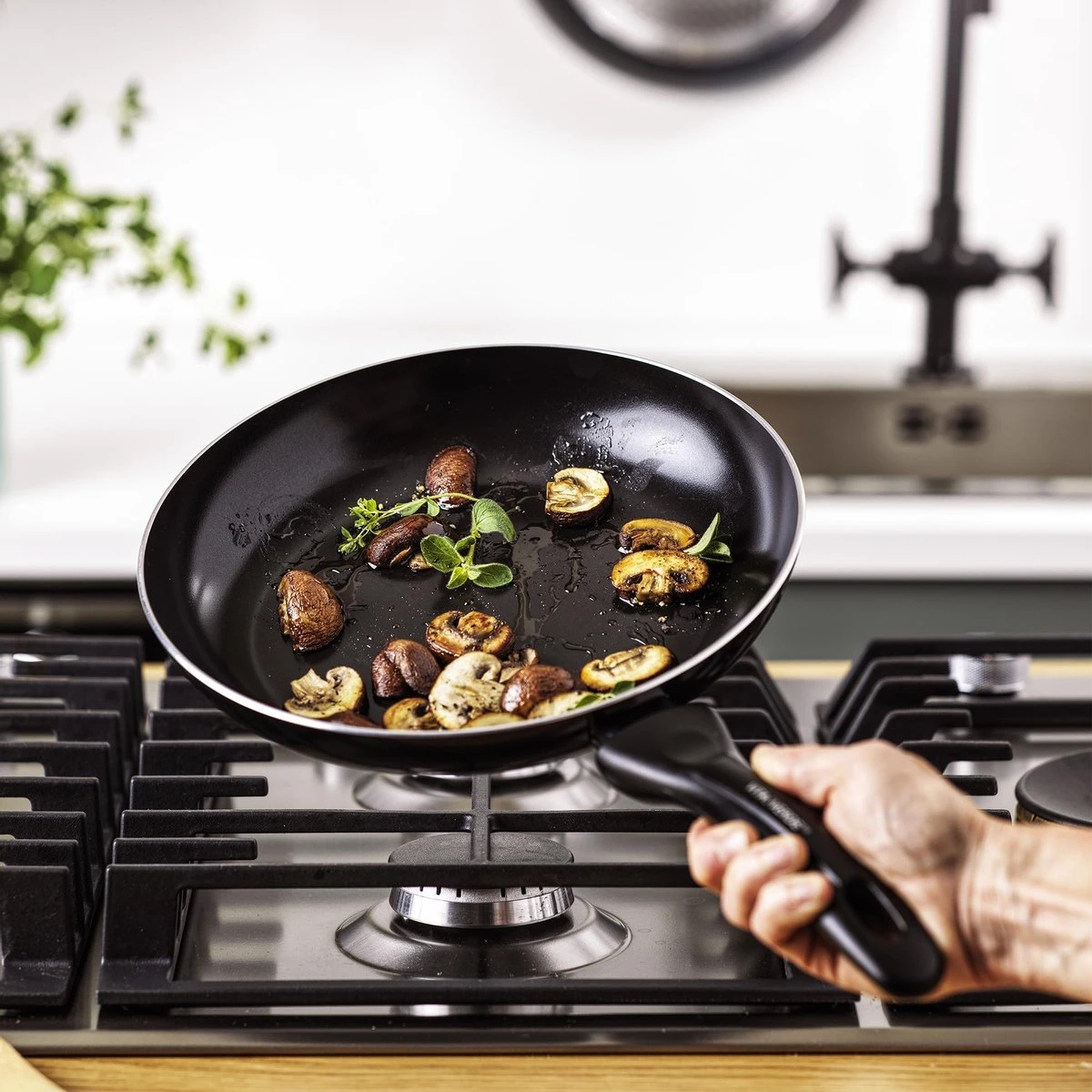 VitaVerde Expert Koekenpannenset Ø 24cm + Ø 28cm - Zwart - Inductie - PFAS-vrij 9 VitaVerde Expert Koekenpannenset Ø 24cm + Ø 28cm - Zwart - Inductie - PFAS-vrij - Afbeelding 9