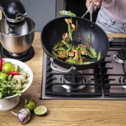 KitchenAid Hard Geanodiseerd Aluminium Wok ø30cm - Zwart - Inductie - Anti-aanbak -Kookwereld Winkel 1200x1200 466