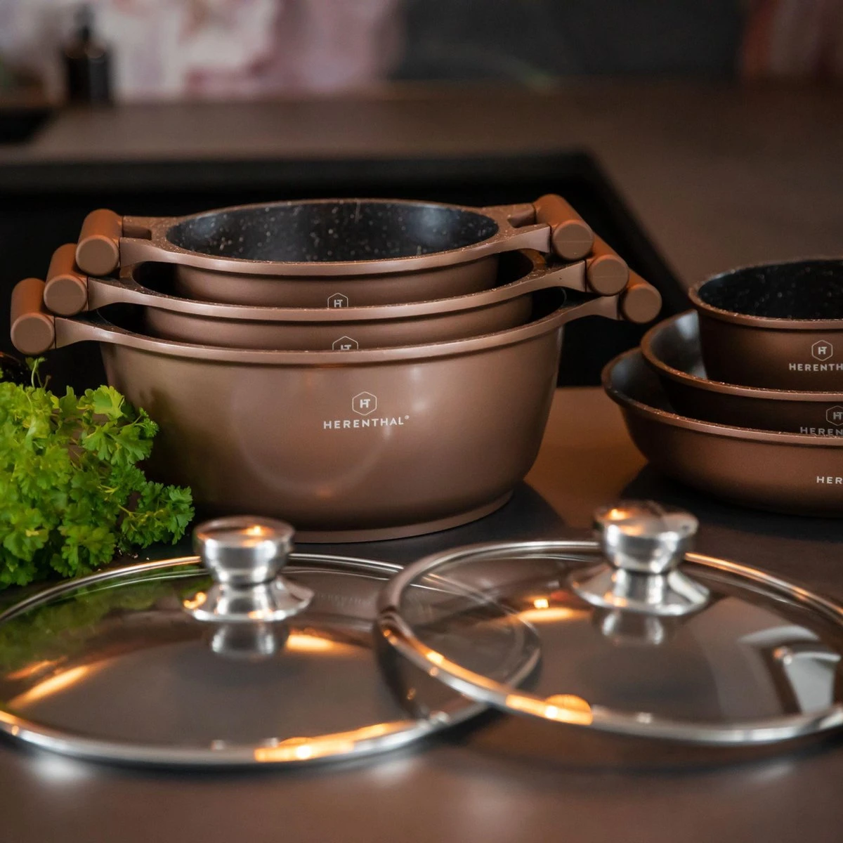 Herenthal Inductie Pannenset- Luxe 10-delige Koekenpannenset - Voor Alle Warmtebronnen - Met Glazen Deksels - Koper 5 Herenthal Inductie Pannenset- Luxe 10-delige Koekenpannenset - Voor Alle Warmtebronnen - Met Glazen Deksels - Koper - Afbeelding 5