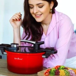 Rosmarino - Snelkookpan Met Glazen Deksel - Zwart - Ø24cm - 5 Liter - 100% PFAS & PFOA Vrij - Aluminium - Pressure Cooker - Non-stick Minerale Coating - Ergonomische Handgrepen - Geschikt Voor Alle Warmtebronnen 23 Rosmarino - Snelkookpan Met Glazen Deksel - Zwart - Ø24cm - 5 Liter - 100% PFAS & PFOA Vrij - Aluminium - Pressure Cooker - Non-stick Minerale Coating - Ergonomische Handgrepen - Geschikt Voor Alle Warmtebronnen -Kookwereld Winkel 1200x1200 983