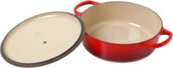 Le Creuset - Gietijzeren - Lage Braadpan - 24cm - Kersenrood 36 Le Creuset - Gietijzeren - Lage Braadpan - 24cm - Kersenrood -Kookwereld Winkel 1200x478