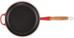 Le Creuset Koekenpan Signature Kersenrood - ø 28 Cm / 2.6 Liter - Geëmailleerde Anti-aanbaklaag -Kookwereld Winkel 1200x616