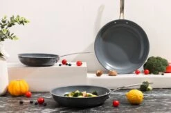 Swiss Pro+ - Koekenpannenset - 3 Delig - Keramisch - Inductie - Milieuvriendelijk - PFAS - PFOA Vrij - Sapphire Green 18 Swiss Pro+ - Koekenpannenset - 3 Delig - Keramisch - Inductie - Milieuvriendelijk - PFAS - PFOA Vrij - Sapphire Green -Kookwereld Winkel 1200x799 12