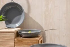 Swiss Pro+ - Koekenpannenset - 3 Delig - Keramisch - Inductie - Milieuvriendelijk - PFAS - PFOA Vrij - Sapphire Green 25 Swiss Pro+ - Koekenpannenset - 3 Delig - Keramisch - Inductie - Milieuvriendelijk - PFAS - PFOA Vrij - Sapphire Green -Kookwereld Winkel 1200x799 17