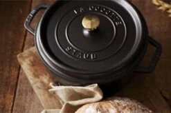 Staub Ronde Braadpan - Ø28 Cm - Zwart 10 Staub Ronde Braadpan - Ø28 Cm - Zwart -Kookwereld Winkel 1200x799 77