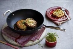 Le Creuset Wokpan - Met Steel - Les Forgées TNS - ø 26 Cm / 3.4 Liter - Standaard Anti-aanbaklaag -Kookwereld Winkel 1200x800 100