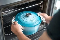 Nuovva Gietijzeren Braadpan Antiaanbaklaag Met Deksel - Sudderpan Blauw - Rond - Ø24 Cm - 4,7 Liter - 100% PFAS & PFOA Vrij - Geschikt Voor Alle Warmtebronnen - Elektrisch - Gas - Halogeen - Inductie – Keramisch 8 Nuovva Gietijzeren Braadpan Antiaanbaklaag Met Deksel - Sudderpan Blauw - Rond - Ø24 Cm - 4,7 Liter - 100% PFAS & PFOA Vrij - Geschikt Voor Alle Warmtebronnen - Elektrisch - Gas - Halogeen - Inductie – Keramisch -Kookwereld Winkel 1200x800 134