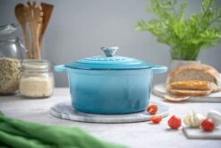 Nuovva Gietijzeren Braadpan Antiaanbaklaag Met Deksel - Sudderpan Blauw - Rond - Ø24 Cm - 4,7 Liter - 100% PFAS & PFOA Vrij - Geschikt Voor Alle Warmtebronnen - Elektrisch - Gas - Halogeen - Inductie – Keramisch 10 Nuovva Gietijzeren Braadpan Antiaanbaklaag Met Deksel - Sudderpan Blauw - Rond - Ø24 Cm - 4,7 Liter - 100% PFAS & PFOA Vrij - Geschikt Voor Alle Warmtebronnen - Elektrisch - Gas - Halogeen - Inductie – Keramisch -Kookwereld Winkel 1200x800 135