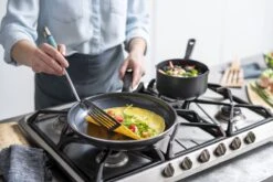 GreenPan Memphis Keramische Koekenpannenset - Ø24 + Ø28 Cm - PFAS-vrij 26 GreenPan Memphis Keramische Koekenpannenset - Ø24 + Ø28 Cm - PFAS-vrij -Kookwereld Winkel 1200x800 68