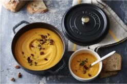 Staub Ronde Braadpan - Ø28 Cm - Zwart 11 Staub Ronde Braadpan - Ø28 Cm - Zwart -Kookwereld Winkel 1200x801 12