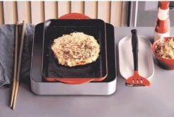 Le Creuset - Gietijzeren Grillplaat - 32x22cm - Kersenrood 9 Le Creuset - Gietijzeren Grillplaat - 32x22cm - Kersenrood -Kookwereld Winkel 1200x807 2