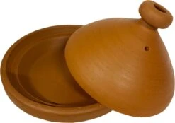 Marokkaanse Authentieke Handgemaakte Aardewerk Tajine Naturel 33 Cm - Ongeglazuurd En Loodvrij 6 Marokkaanse Authentieke Handgemaakte Aardewerk Tajine Naturel 33 Cm - Ongeglazuurd En Loodvrij -Kookwereld Winkel 1200x845 5