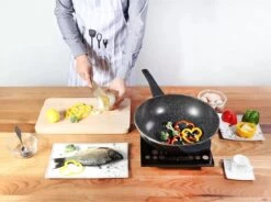 Cheffinger Wokpan Met Deksel - 32cm - Zwart - Pan - Keukenaccessoires -Kookwereld Winkel 1200x892 1