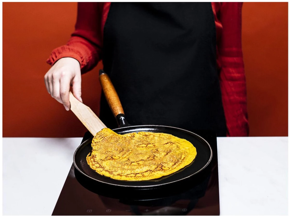 Staub Flensjespan - Houten Steel - 28 Cm - Zwart 4 Staub Flensjespan - Houten Steel - 28 Cm - Zwart - Afbeelding 4