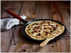 Staub Flensjespan - Houten Steel - 28 Cm - Zwart 11 Staub Flensjespan - Houten Steel - 28 Cm - Zwart -Kookwereld Winkel 1200x901 4