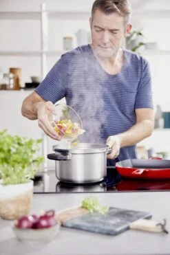 BK Flow Cool Pannenset - 4-delig – RVS Deksels - Veilig Afgietsysteem - Geschikt Voor Alle Warmtebronnen 22 BK Flow Cool Pannenset - 4-delig – RVS Deksels - Veilig Afgietsysteem - Geschikt Voor Alle Warmtebronnen -Kookwereld Winkel 799x1200