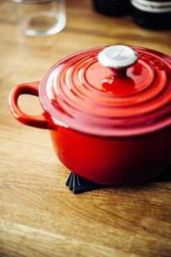 Le Creuset Signature Braadpan - 4,2 L - 24 Cm - Kersenrood 15 Le Creuset Signature Braadpan - 4,2 L - 24 Cm - Kersenrood -Kookwereld Winkel 801x1200 5
